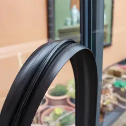 Joint noir double lèvre par 25 AZURA - Serres Essentia et Luxia