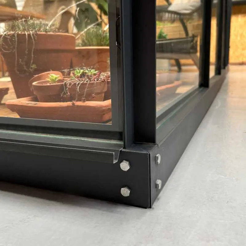Serre de jardin LAMS Mélissa 1,70 m², coloris gris anthracite, verre trempé 3 mm, base incluse