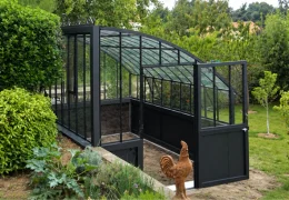 Comment mettre en valeur une serre dans son jardin ?