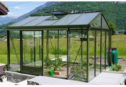 Comment bien arroser sous une serre en verre ?