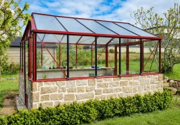 Comment orienter et installer sa serre de jardin ?