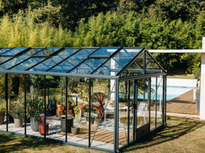 Serre en aluminium ou en bois : comment faire le bon choix pour son jardin ?